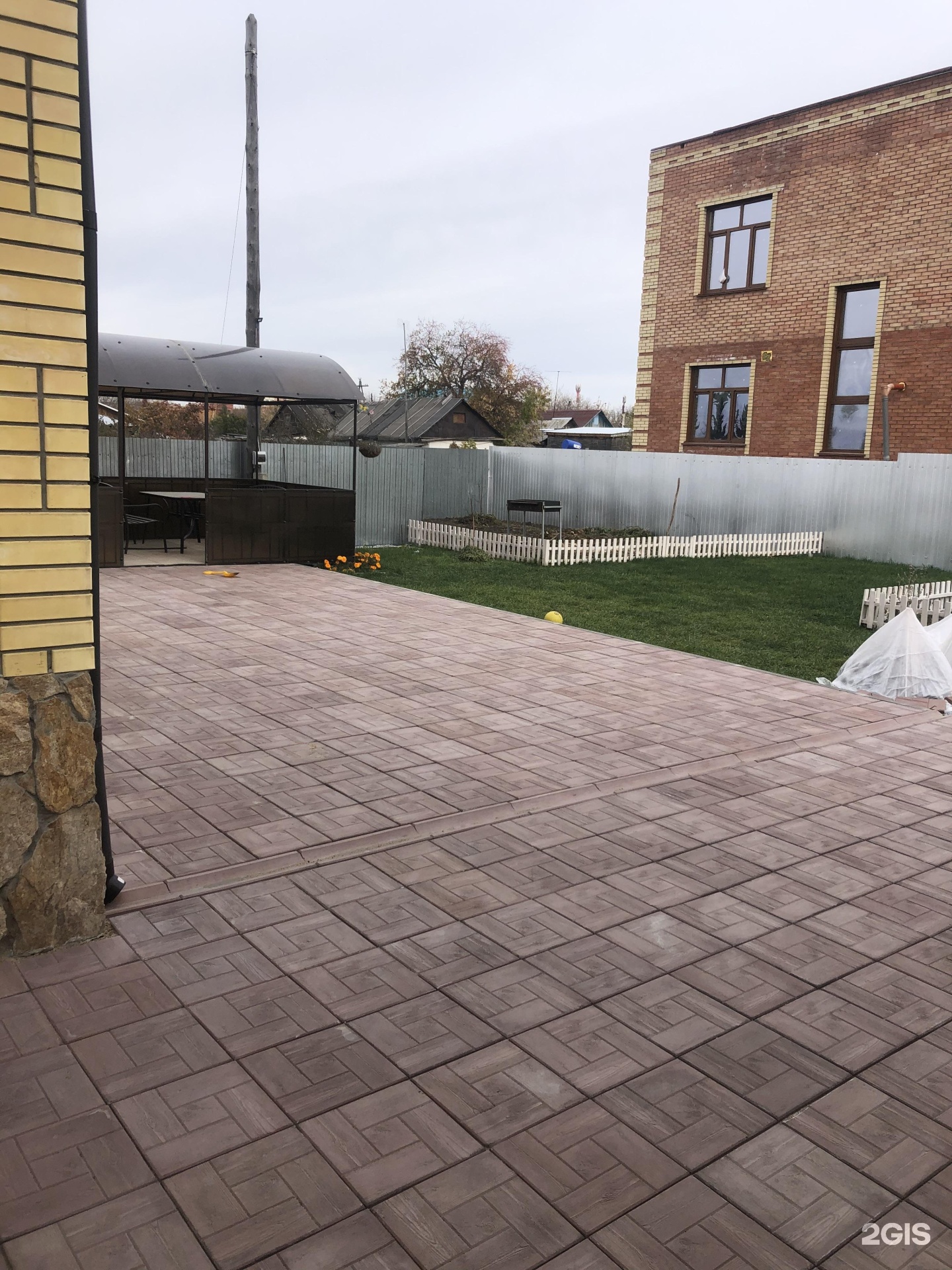 Двор с беседкой из плитки Калифорния Дерево